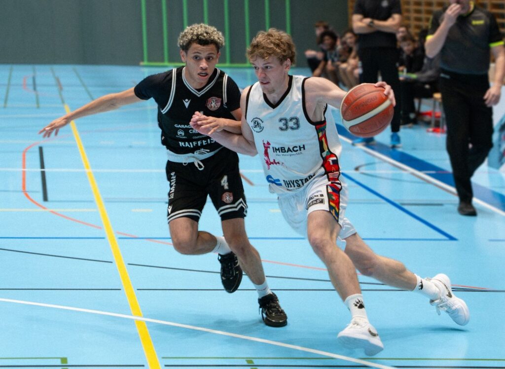 Spieler des BC Bären Kleinbasel mit der Nummer 33 im Dribbling gegen einen Verteidiger