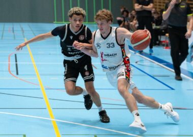 Spieler des BC Bären Kleinbasel mit der Nummer 33 im Dribbling gegen einen Verteidiger