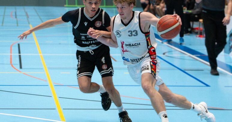 Spieler des BC Bären Kleinbasel mit der Nummer 33 im Dribbling gegen einen Verteidiger